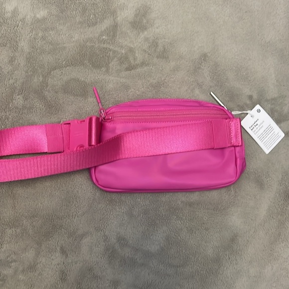 Lululemon everywhere belt bag NEW WITH TAGS..(includes a free bag ) 1L S… - Picture 3 of 7